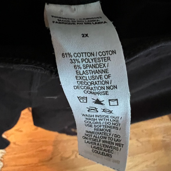 Nike black leggings with gold Nike on left leg- size 2X - Picture 4 of 4